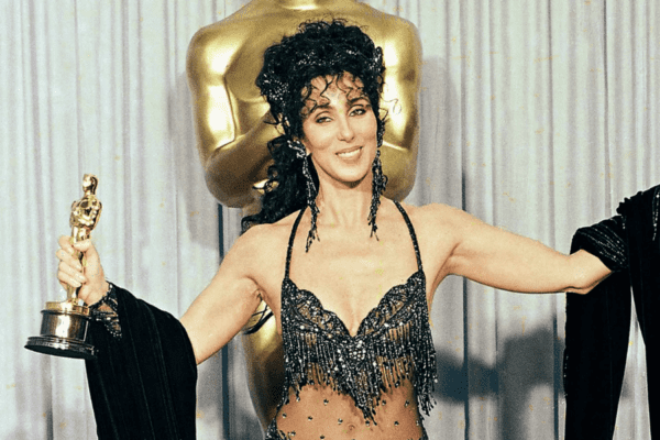 Cher com seu Oscar pelo filme “Feitiço da Lua”