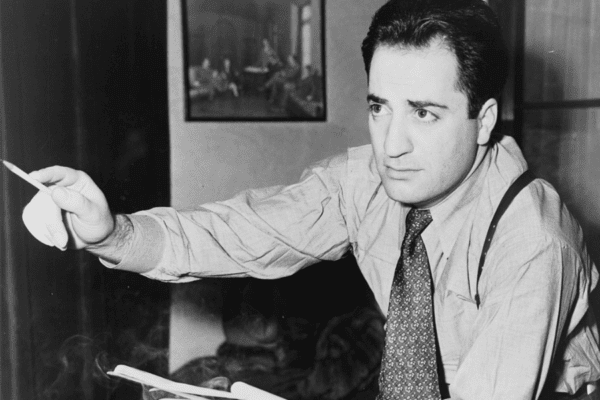 O escritor William Saroyan, o primeiro armênio a ganhar um Oscar